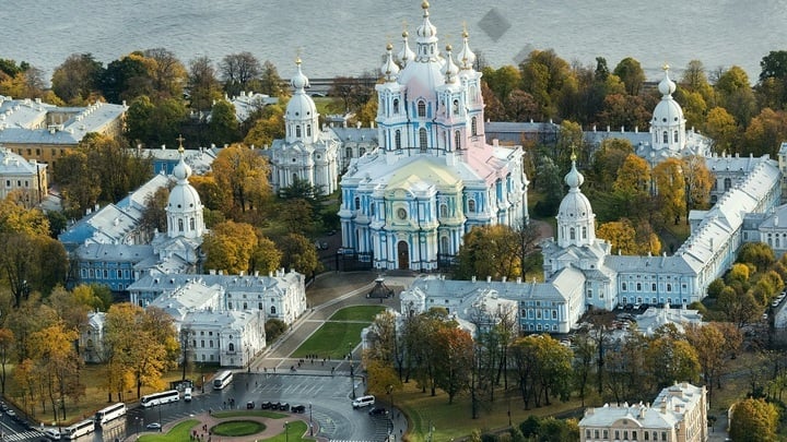 Двухсотлетний свинцовый ангел переехал с Васильевского в Смольный собор Петербурга